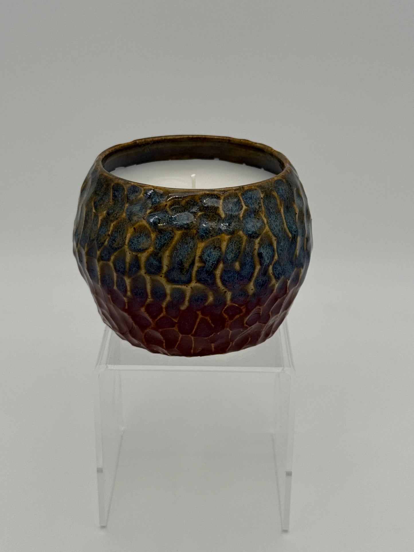 Handcrafted Ceramic Candle | Ocean Blue & Smoky Crimson hand-faceted
