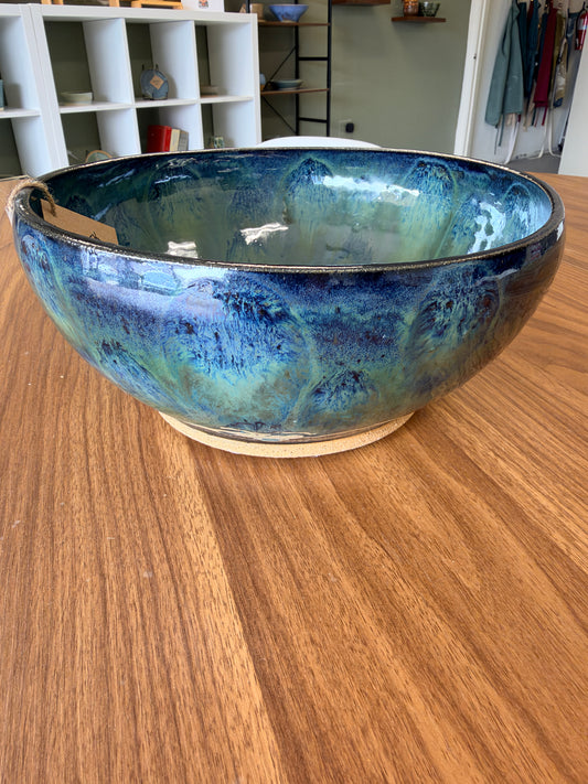 Large serving bowl